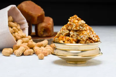 peanut and jaggery  मूंगफली और गुड़ है थकान मिटाने का अचूक नुस्खा